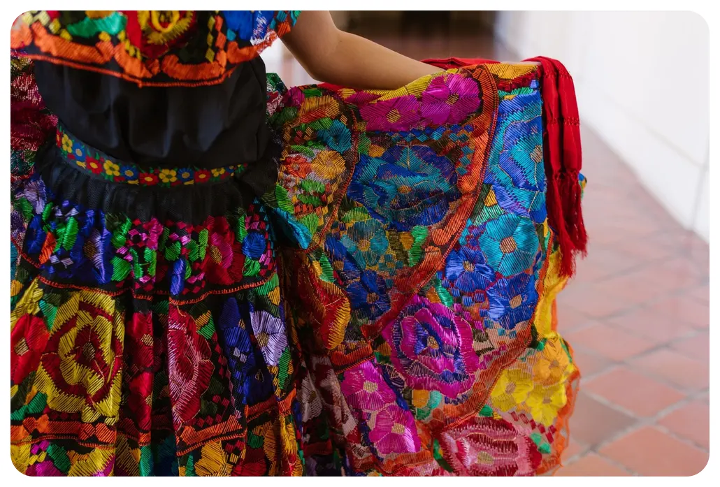 Vestido tradicional con flores bordadas a mano en hilos de colores